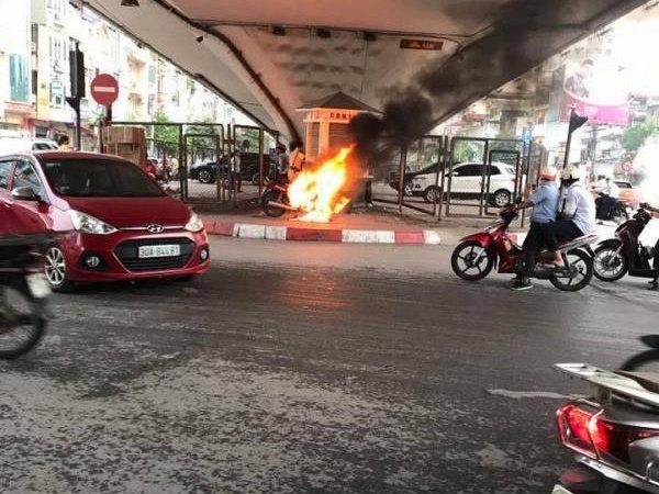 Hà Nội: Bị yêu cầu dừng kiểm tra lỗi vi phạm, nam thanh niên châm lửa đốt xe máy trước mặt CSGT - Ảnh 1.
