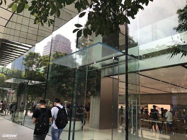 Trải nghiệm thực tế Apple Store Orchard Singapore: khi bạn không chỉ trả tiền cho thương hiệu, thiết kế mà quan trọng hơn cả là trải nghiệm - Ảnh 2.