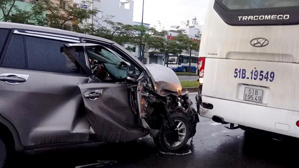 Đ&acirc;m đu&ocirc;i xe kh&aacute;ch, &ocirc; t&ocirc; 4 chỗ n&aacute;t bươm tr&ecirc;n đại lộ ở S&agrave;i G&ograve;n - Ảnh 2.