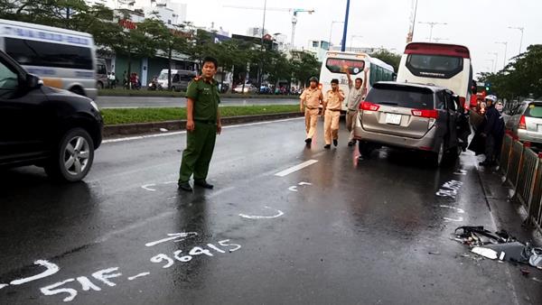 Đ&acirc;m đu&ocirc;i xe kh&aacute;ch, &ocirc; t&ocirc; 4 chỗ n&aacute;t bươm tr&ecirc;n đại lộ ở S&agrave;i G&ograve;n - Ảnh 1.