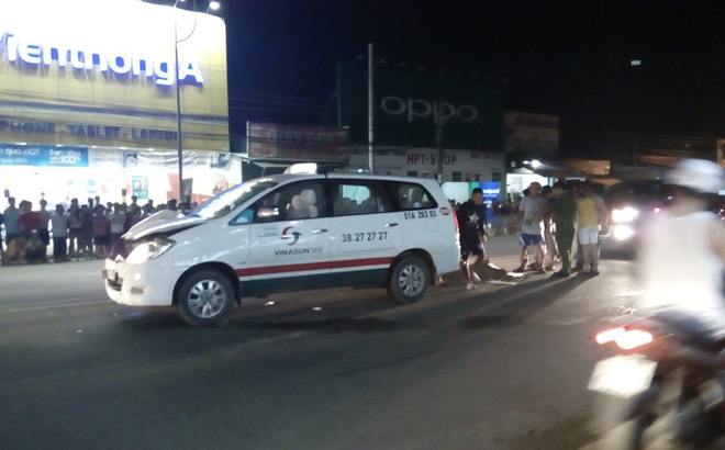Taxi kéo lê xe đạp điện và người hơn 30m, nữ công nhân chết thảm - Ảnh 1.