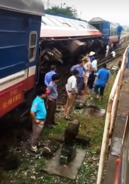 Tàu hỏa chở hơn 100 người trật bánh tại Hà Nội - Ảnh 1.