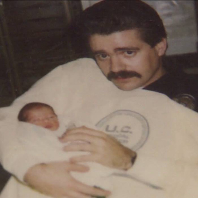 25 năm sau ngày cứu em bé sơ sinh bị vứt trong thùng rác, viên cảnh sát đã gặp chuyện bất ngờ - Ảnh 1.