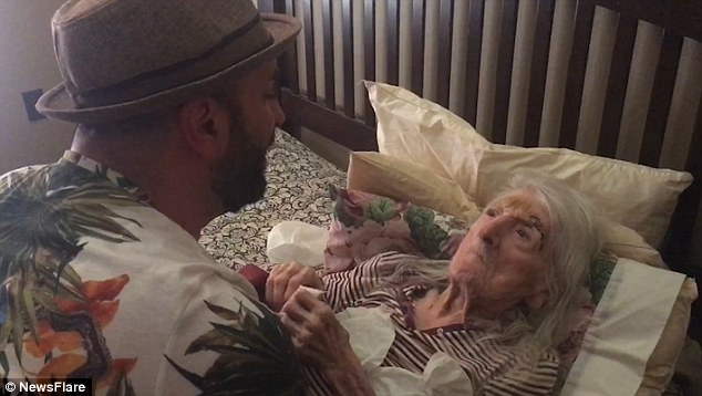 Bà cụ 98 tuổi bật khóc vì món quà của cháu trai mang tới cho mình vào ngày sinh nhật - Ảnh 2.