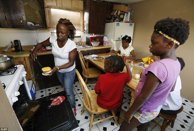 Cuộc sống bần hàn của những người sống tại nơi nghèo nhất nước Mỹ - Ảnh 2.