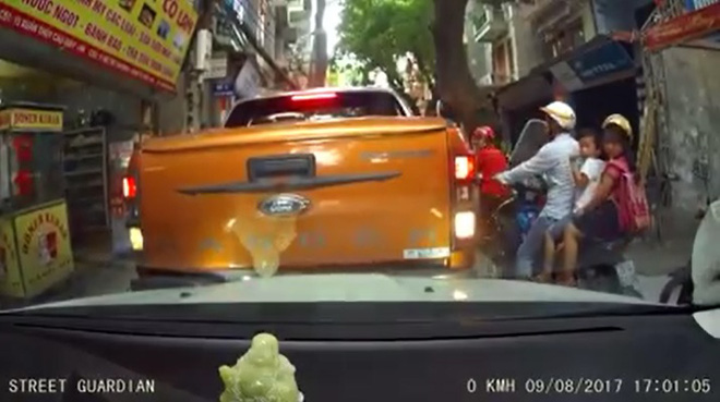 Vụ va chạm tr&ecirc;n phố H&agrave; Nội v&agrave; c&aacute;i bắt tay được nhiều người t&aacute;n thưởng - Ảnh 1.