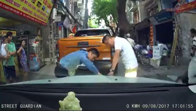 Vụ va chạm tr&ecirc;n phố H&agrave; Nội v&agrave; c&aacute;i bắt tay được nhiều người t&aacute;n thưởng - Ảnh 2.