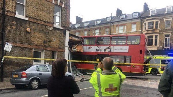 Xe buýt hai tầng lao vào cửa hàng tại thủ đô London của Anh - Ảnh 1.