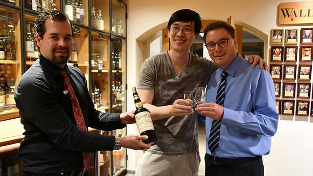 Du khách Trung Quốc mạnh tay chi hơn 240 triệu đồng cho một ngụm rượu Whiskey ở Thuỵ Sĩ - Ảnh 1.