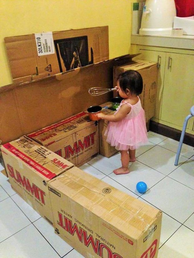 Sức sáng tạo không ngờ của phụ huynh: bà mẹ xây cả nhà hàng nhỏ cho con gái từ thùng các tông - Ảnh 1.