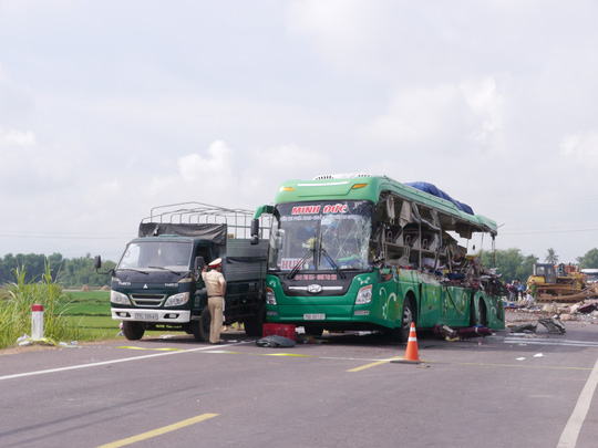 2 ô tô tông nhau, 5 người trên xe khách tử vong tại chỗ - Ảnh 1.