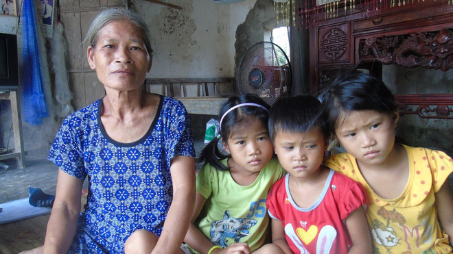 Mẹ mải mê chạy theo tình mới bỏ mặc 3 con thơ ngày ngày ra ngõ gào khóc ngóng trông mẹ - Ảnh 1.