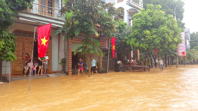 Mưa lớn gây ngập lụt ở Tuyên Quang, thủy điện phải xả lũ - Ảnh 1.