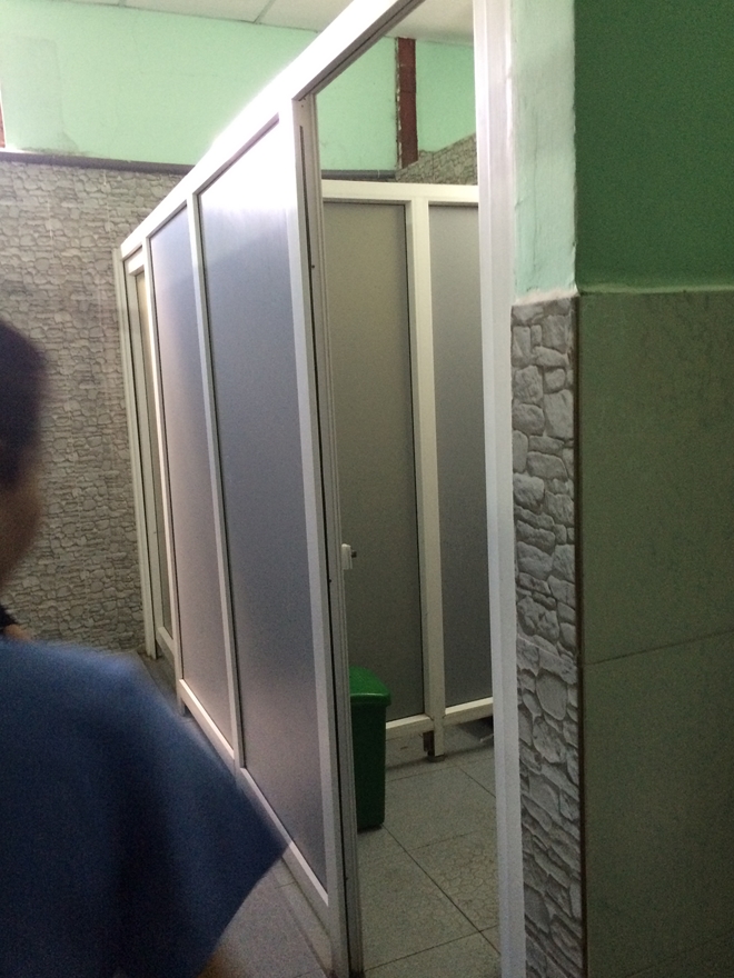 Đẻ trong nhà vệ sinh bệnh viện, người phụ nữ bỏ con vào thùng rác  - Ảnh 1.