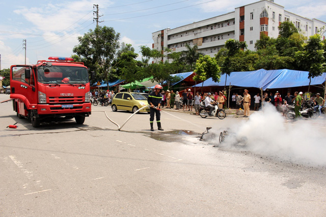 Hải Dương: Xe máy phát nổ, ba người thoát chết trong gang tấc - Ảnh 2.