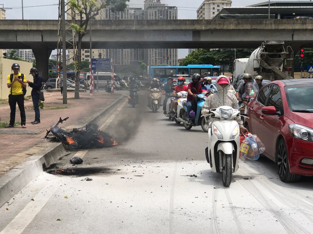 H&agrave; Nội: Xe &ocirc;m Grab bốc ch&aacute;y dữ dội tr&ecirc;n phố Đỗ Đức Dục - Ảnh 1.
