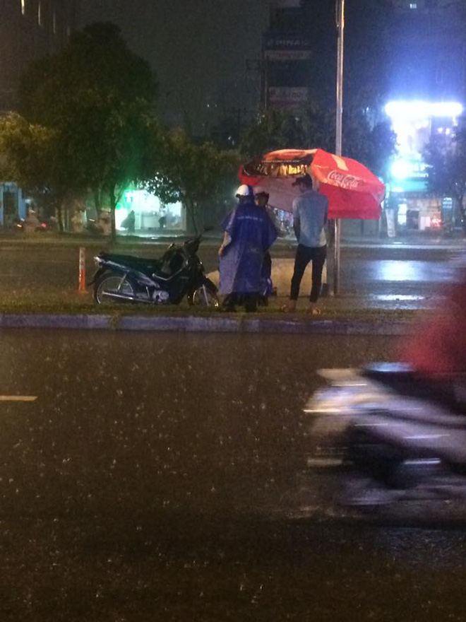Câu chuyện đẹp giữa lòng Sài Gòn: Người đàn ông chạy SH dừng dưới mưa 40 phút bên nam thanh niên say xỉn - Ảnh 2.
