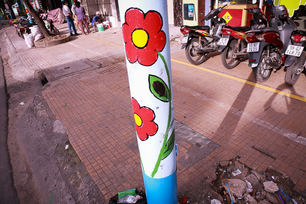 Đồng phục hoa trên hàng trăm cây cột điện gây tranh cãi, chuyên gia đô thị và người trong cuộc lên tiếng - Ảnh 5.