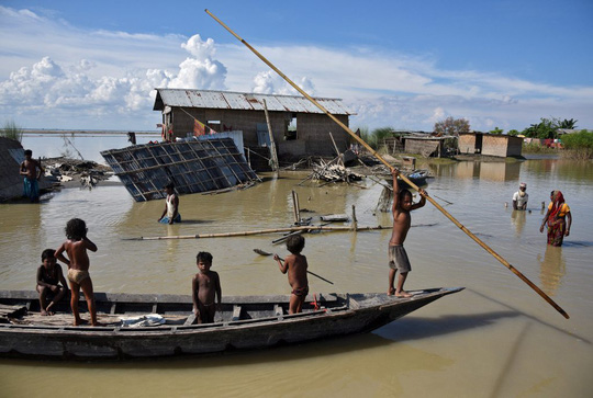 Lũ lụt tàn phá Nam Á, hơn 1.200 người thiệt mạng - Ảnh 1.