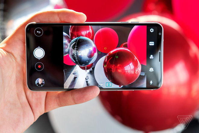 LG V30 vừa ch&iacute;nh thức ra mắt: Snapdragon 835, 4GB RAM, m&agrave;n OLED 6 inch, camera k&eacute;p, pin 3.300 mAh, chạy Android 7.1.2 - Ảnh 1.