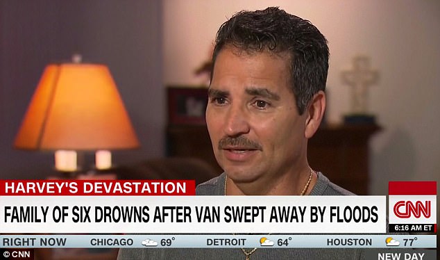 Hình ảnh tang thương sau trận bão Harvey: Người đàn ông đau đớn khi mất đi 6 người thân - Ảnh 1.