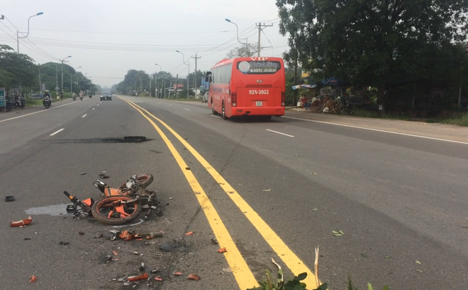 Xe m&aacute;y bị xe kh&aacute;ch k&eacute;o l&ecirc; hơn 40m, người nước ngo&agrave;i tử vong tại chỗ - Ảnh 1.