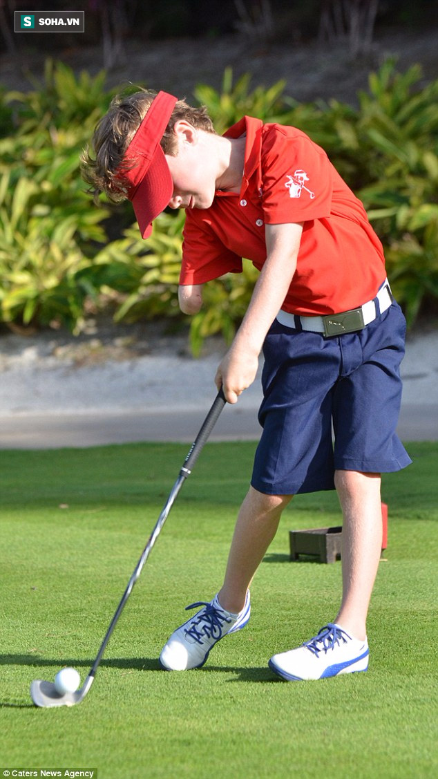 Chỉ có một tay, bé 6 tuổi chơi golf điêu luyện khiến người lớn cũng phải tròn mắt! - Ảnh 1.