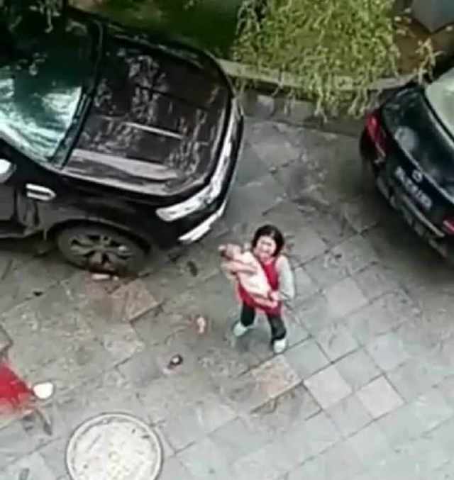Trung Quốc: Bé 6 tháng tuổi bị bố mẹ ném từ tầng 15 xuống tử vong vì lý do gây phẫn nộ - Ảnh 1.