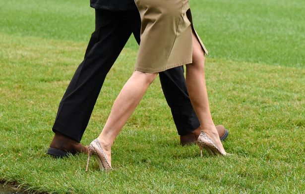 Bất chấp dư luận xôn xao, Đệ nhất phu nhân Melania Trump vẫn đi giày cao gót trở lại vùng bão Harvey - Ảnh 1.