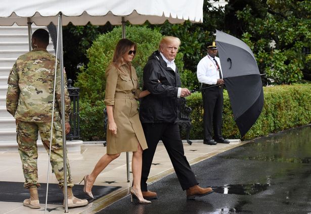 Bất chấp dư luận xôn xao, Đệ nhất phu nhân Melania Trump vẫn đi giày cao gót trở lại vùng bão Harvey - Ảnh 2.