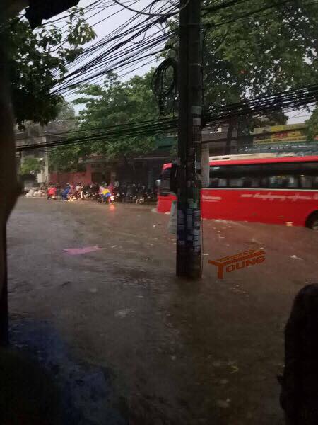 Sau trận mưa lớn, hình ảnh phòng trọ khiến nhiều sinh viên dở khóc dở cười - Ảnh 1.