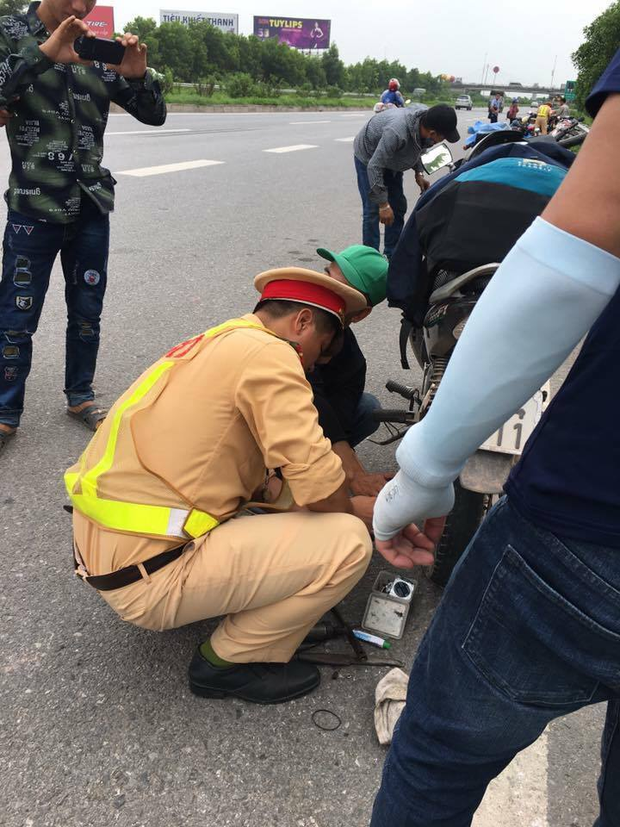 Hành động đẹp: Lực lượng CSGT hết sức giải cứu hàng loạt xe dính bẫy đinh trên cao tốc Hà Nội - Bắc Giang - Ảnh 2.