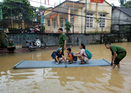 Mưa lớn kéo dài, nước ngập ngang bụng ở TP Yên Bái - Ảnh 2.