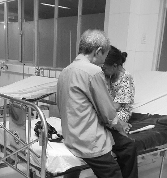 Bức ảnh đôi vợ chồng già trong viện và chuyện tình khiến người trẻ phải lặng thinh - Ảnh 1.