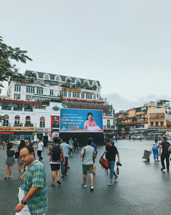 Người Hà Nội rưng rưng trước màn hình billboard có câu hỏi: Đã bao lâu bạn chưa chạm vào bàn tay mẹ? - Ảnh 3.