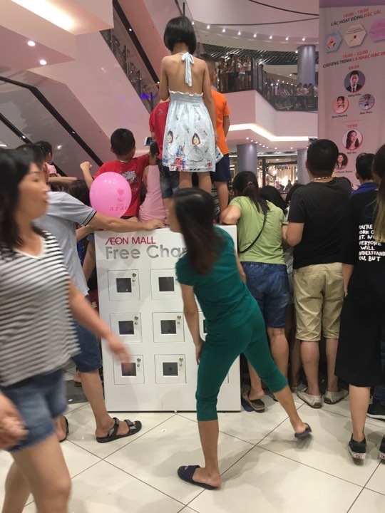 Clip: Bức xúc khi phụ huynh cho các con đứng đè lên tủ sạc điện ở Aeon Mall Long Biên để xem ca sĩ Mỹ Tâm hát - Ảnh 2.