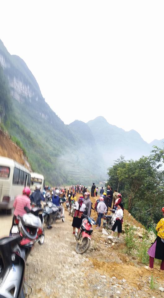 Sạt lở gây tắc nghiêm trọng đường vào vùng hoa Tam giác mạch - Ảnh 1.