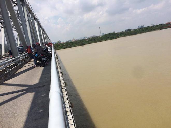 Bị mẹ la mắng, c&ocirc; g&aacute;i nhảy cầu Bến Thủy tự vẫn - Ảnh 1.