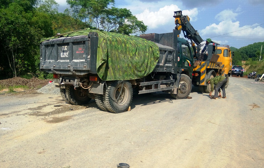 Bố mẹ ngăn cản thi công, con gái lao ra can ngăn bị xe ben cán chết - Ảnh 1.