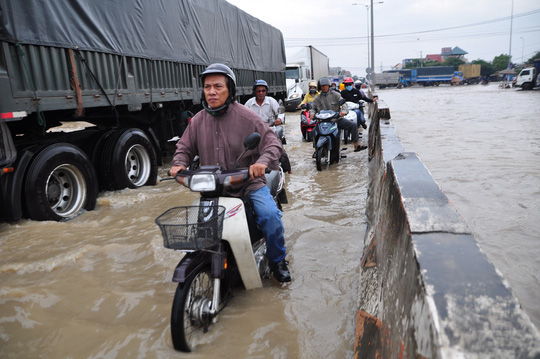 Mưa lớn, nhiều nơi ở Đồng Nai và Bà Rịa - Vũng Tàu ngập nặng - Ảnh 1.