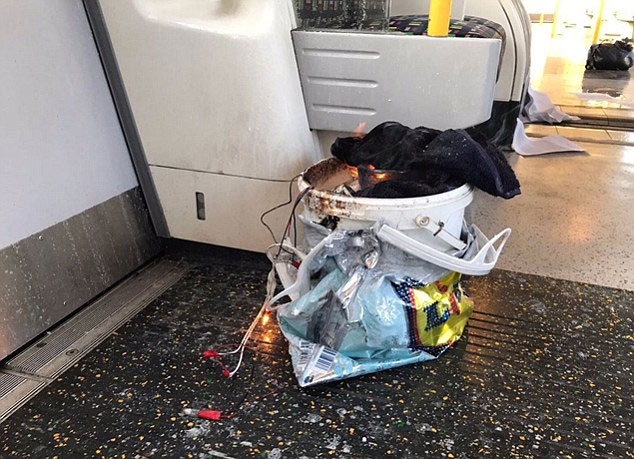 Nổ trên tàu điện ngầm London, nhiều nạn nhân cháy sém mặt - Ảnh 2.