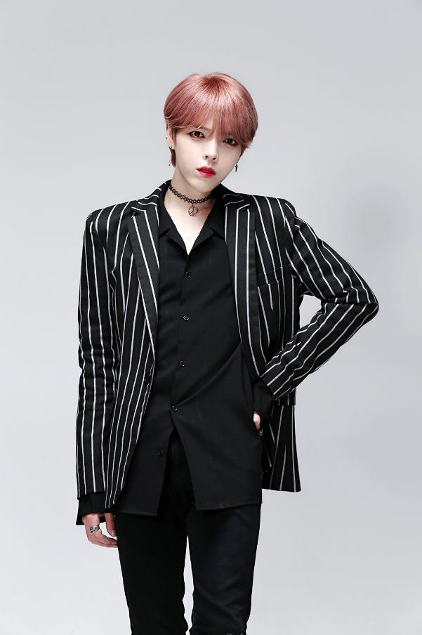 Thành viên boygroup tân binh gây sốc vì trông y như con gái - Ảnh 2.