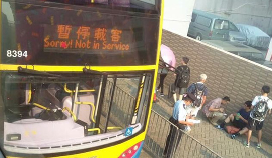 Đâm chết người trên xe buýt rồi nhảy qua cửa sổ - Ảnh 2.