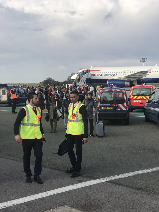 Máy bay bị sơ tán khẩn cấp tại sân bay Pháp - Ảnh 1.