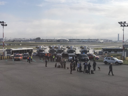 Máy bay bị sơ tán khẩn cấp tại sân bay Pháp - Ảnh 2.