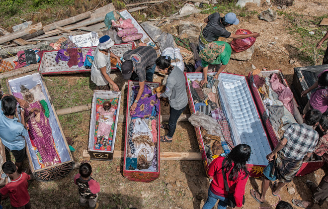 Đào mộ, thay áo mới cho xác chết: Đây chính là một tập tục rùng rợn nhất tại Indonesia - Ảnh 1.