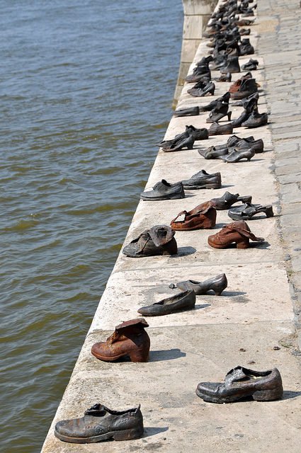 Nhìn thấy hơn 60 đôi giày bên dòng sông Danube ở Hungary, nhiều người bật khóc khi biết câu chuyện ám ảnh phía sau - Ảnh 1.
