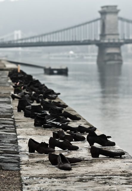 Nhìn thấy hơn 60 đôi giày bên dòng sông Danube ở Hungary, nhiều người bật khóc khi biết câu chuyện ám ảnh phía sau - Ảnh 2.