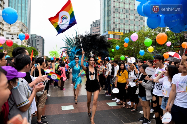 Khoảnh khắc hạnh phúc và những nụ hôn rực rỡ trong Ngày hội tự hào LGBT+ ở Sài Gòn và Hà Nội - Ảnh 14.