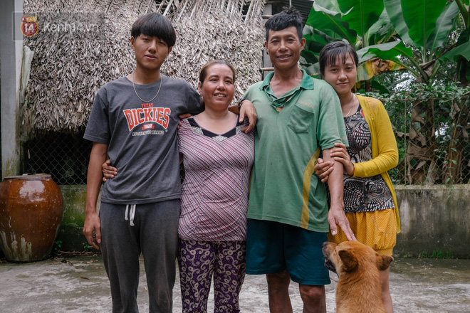 Cặp vợ chồng trong bộ ảnh 25 năm gắn b&oacute; c&aacute;nh đồng: Gặp nhau l&uacute;c 16 tuổi, y&ecirc;u nhau 3 năm, mỗi năm chỉ gặp được đ&uacute;ng 1 lần - Ảnh 8.